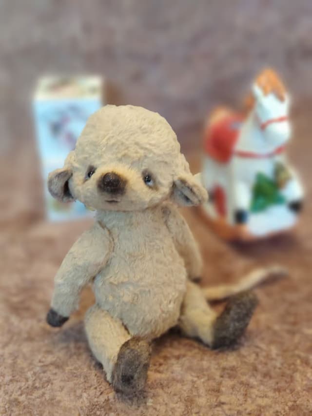мышонок сидит